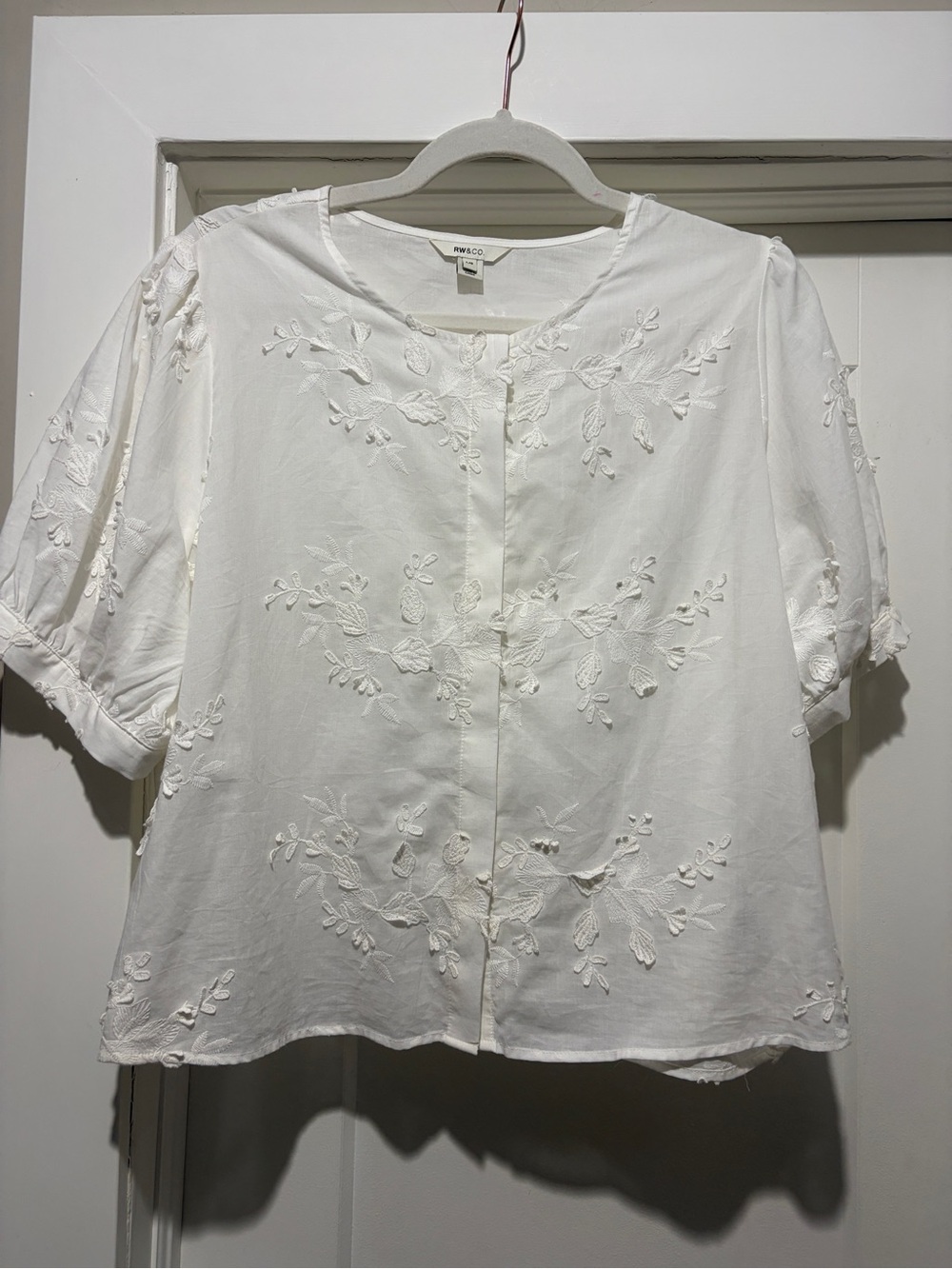 RW&CO. White Embroidered Short Sleeve Blouse